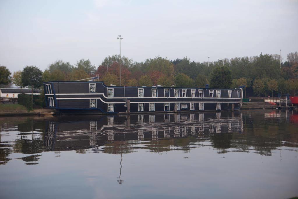 Boat De Barge 3*